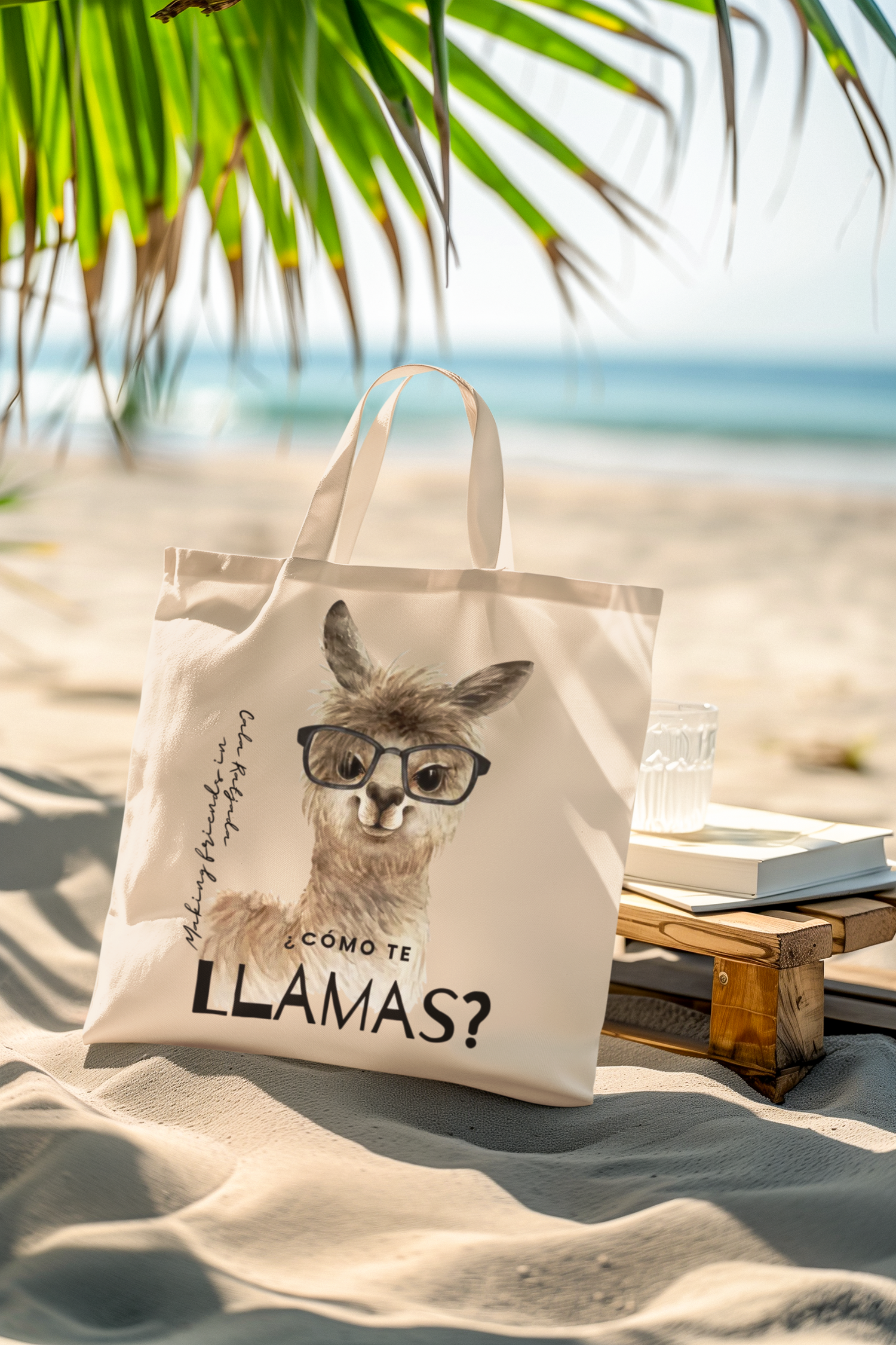 Eine Baumwolltasche liegt auf einem lavendelfarbenen Untergrund. Einige Sachen ragen raus. Neben der Tasche liegt ein rotes Haarband und es steht ein Limonadenglas mit frischen Zitronen. Auf der Tasche steht "Life is better at the beach of Cala Agulla"