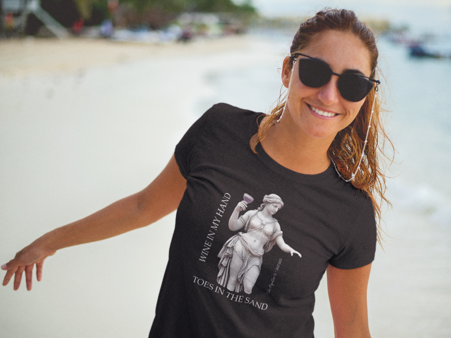 Junge langhaarige Blondine mit Pulsarmbändern trägt ein weißes Shirt mit einem Mallorca-Schriftzug und einer gelben Sonne.